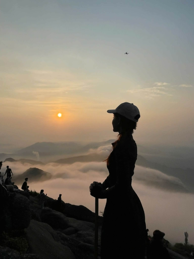Racing the Dawn: The Night Trek to Yen Tu’s Ocean of Clouds